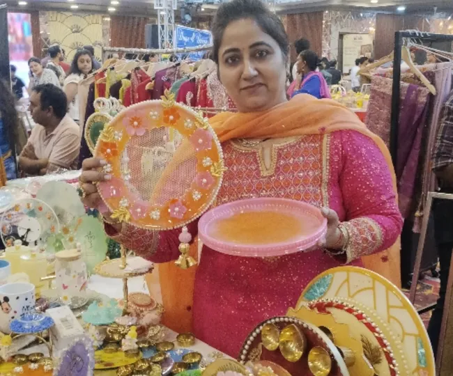 घर पर बनाई हुई कस्टमाइज छलनी दिखाती शिवांगी ग्रोवर। जागरण